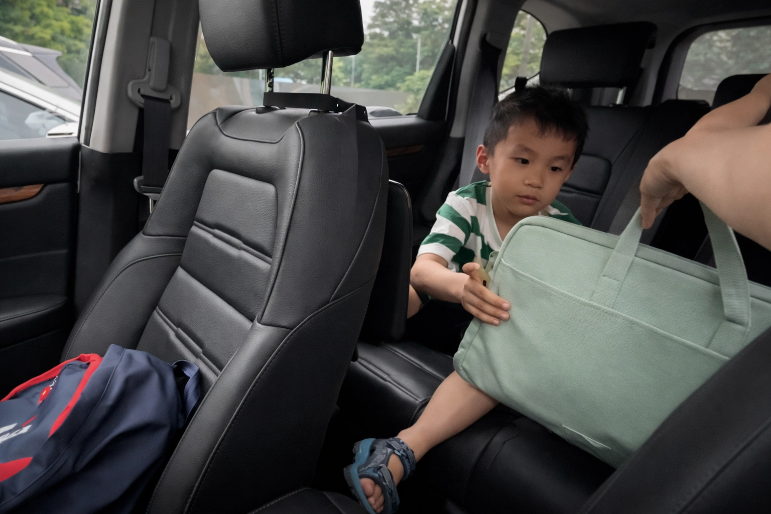 Mẹo giúp không quên trẻ trên xe