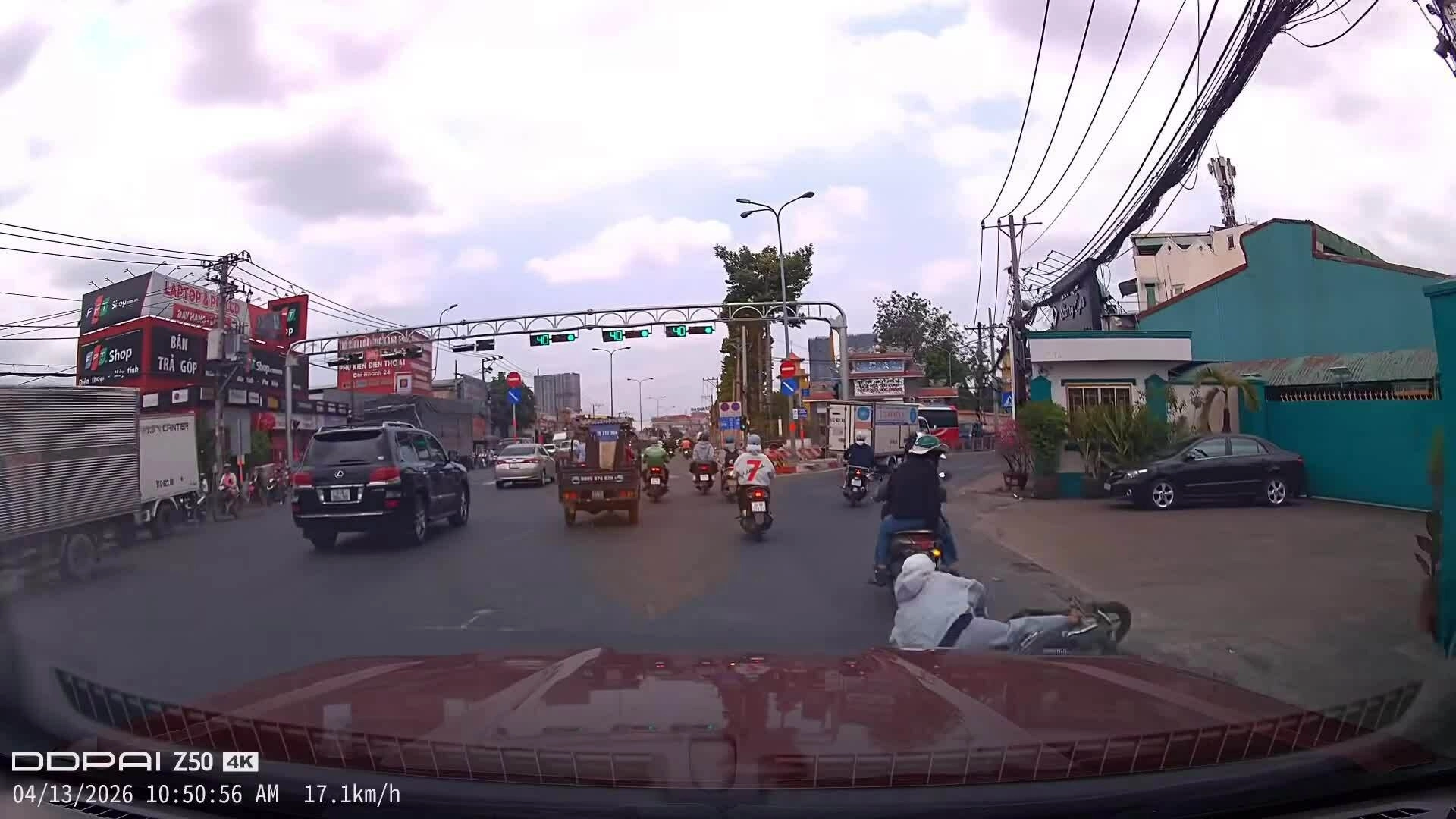 Nam thanh niên ngã xe máy ngay trước bánh ôtô