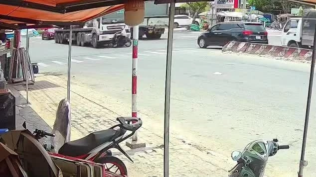 Người đi xe máy băng qua đầu xe tải bị đâm tại ngã tư