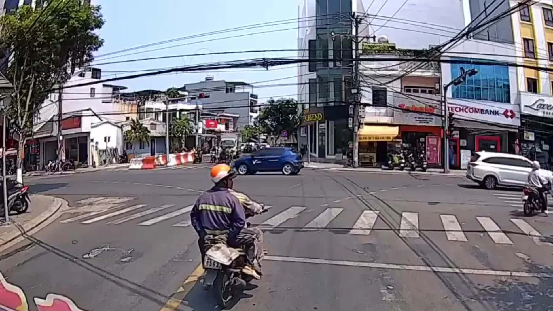 Người lái xe máy bị tông văng vì vượt đèn đỏ