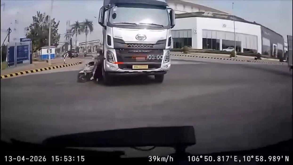 Người phụ nữ chở em bé ngã vào xe bồn