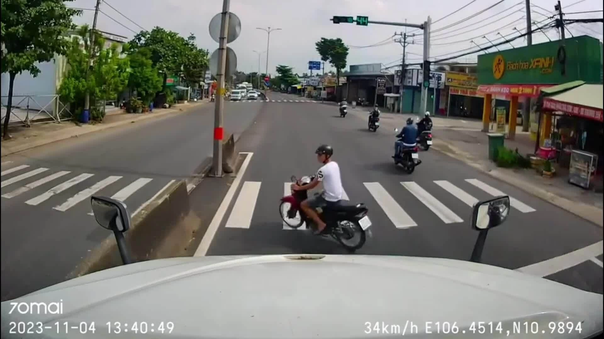 Nguy cơ mất mạng khi xe máy tạt đầu xe tải