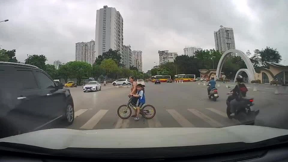 Nỗi khổ của người đi bộ tại Việt Nam