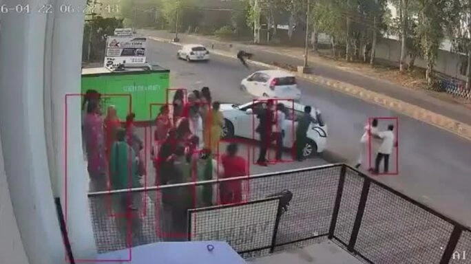 Ôtô đâm bay người chụp ảnh đám cưới đứng giữa đường