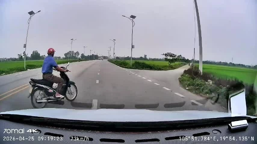 Ôtô húc văng người lái xe máy ở giao lộ: ai sai?