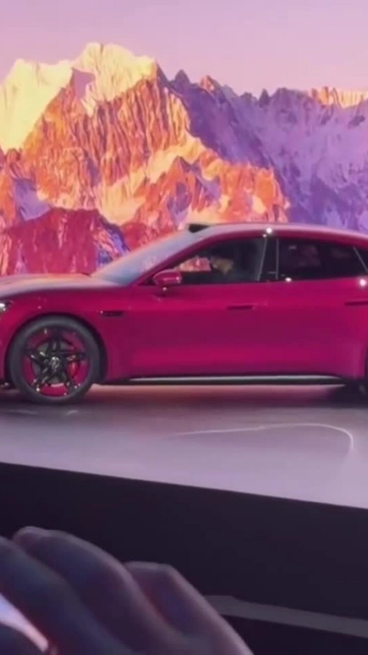 Ôtô mắc kẹt trên sân khấu trong buổi ra mắt