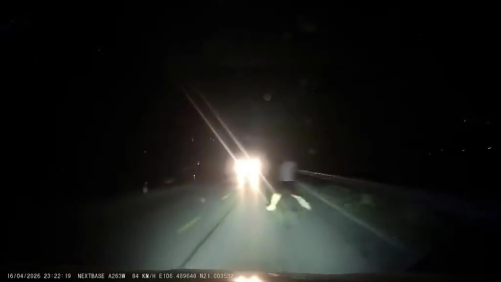 Pha đánh lái cứu mạng một người đi bộ sang đường trong đêm