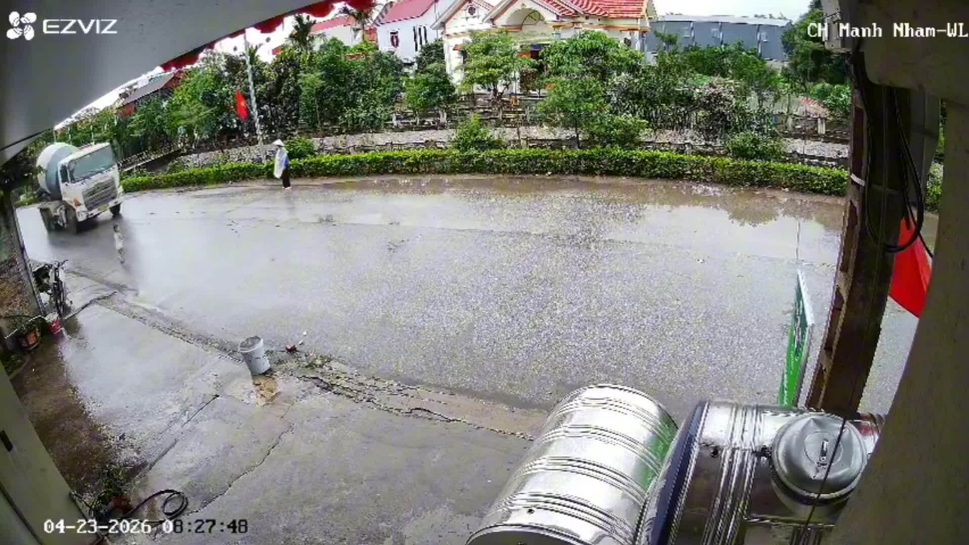 Trẻ nhỏ va chạm với xe bồn ở Bắc Ninh