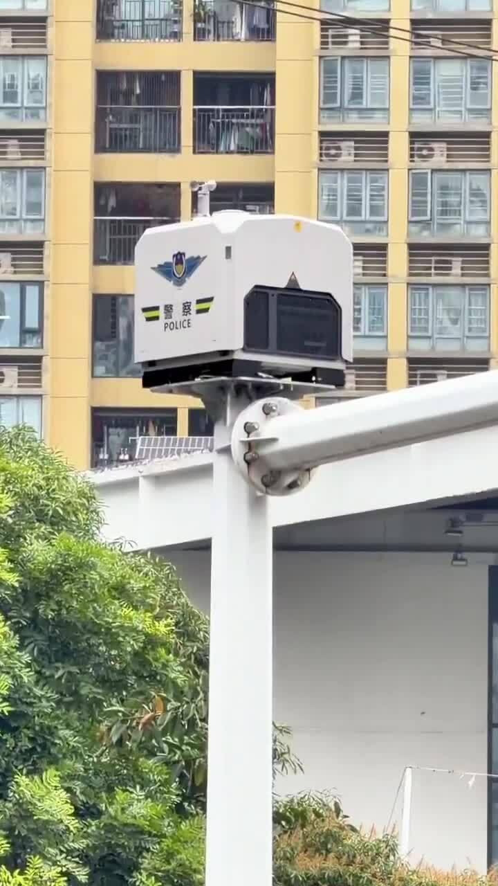 Trụ đèn giao thông tích hợp drone