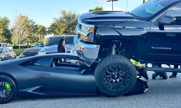 Xe bán tải chèn thẳng lên siêu xe trong bãi đỗ