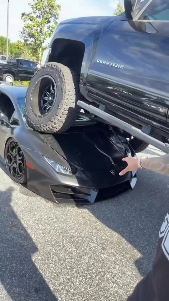 Xe bán tải chèn thẳng lên siêu xe trong bãi đỗ