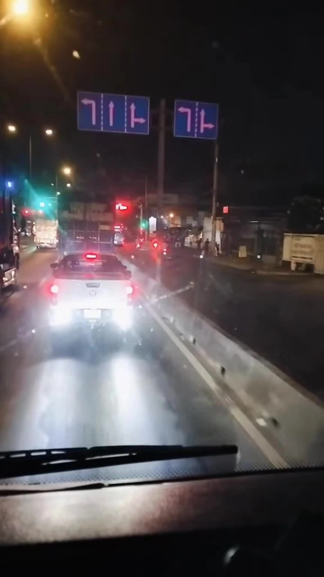 'Xe bật đèn chói mắt có bị phạt?'