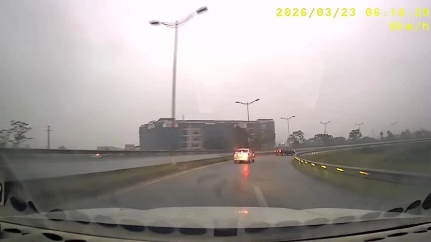 Xe con bị xoay tròn trên cao tốc