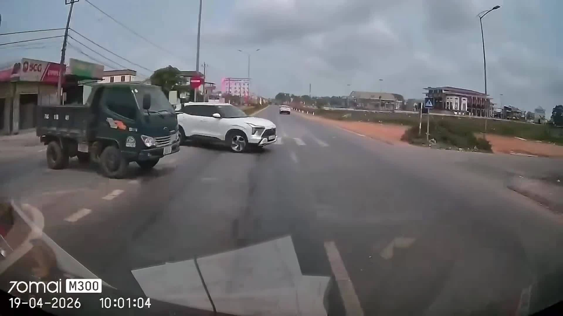 Xe con 'từ trên trời rơi xuống' khiến xe tải không kịp trở tay