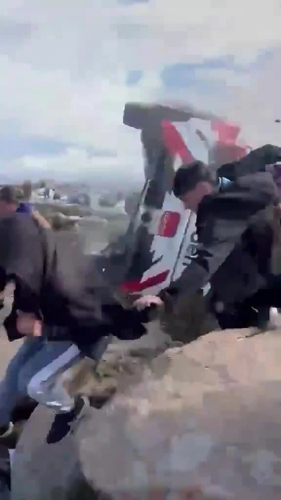 Xe đua rally văng vào khán giả, một người chết