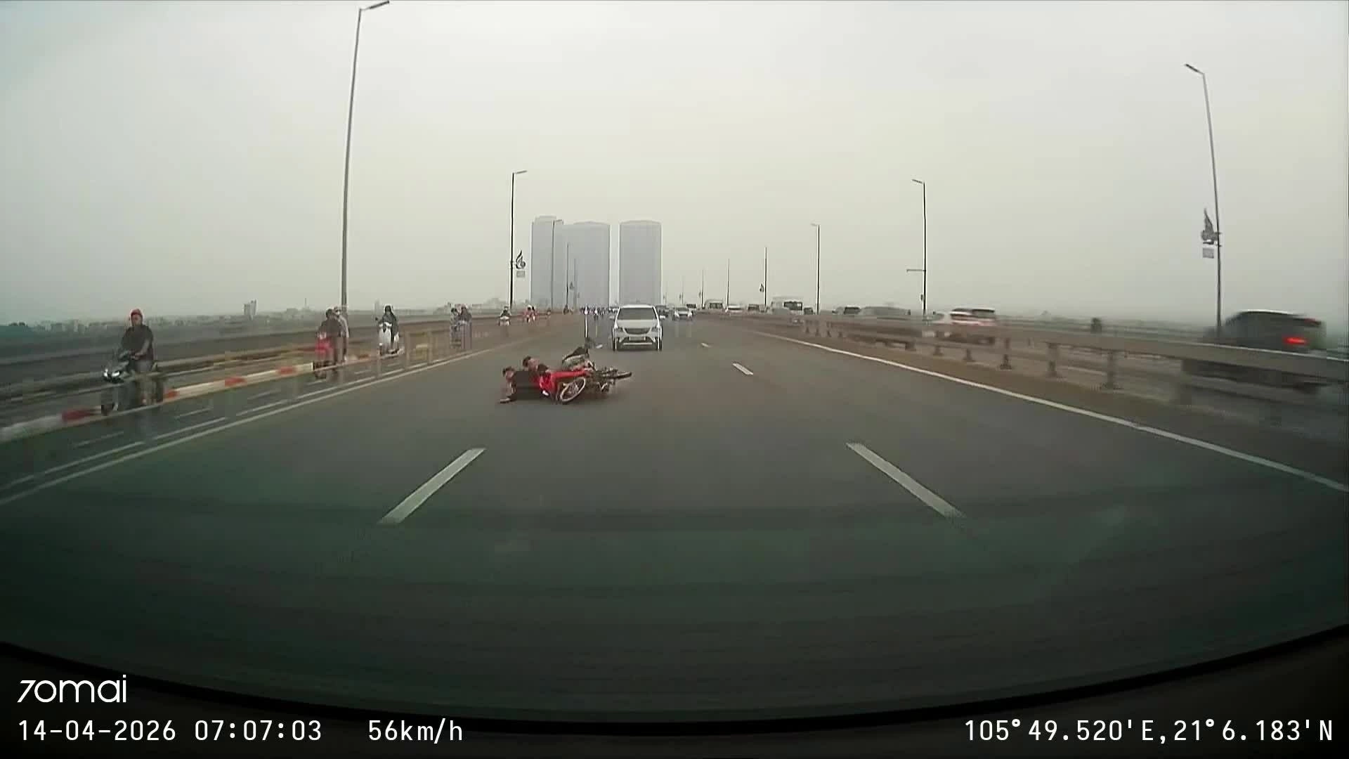 Xe máy chở ba người ngã sõng xoài ở làn đường dành cho ôtô