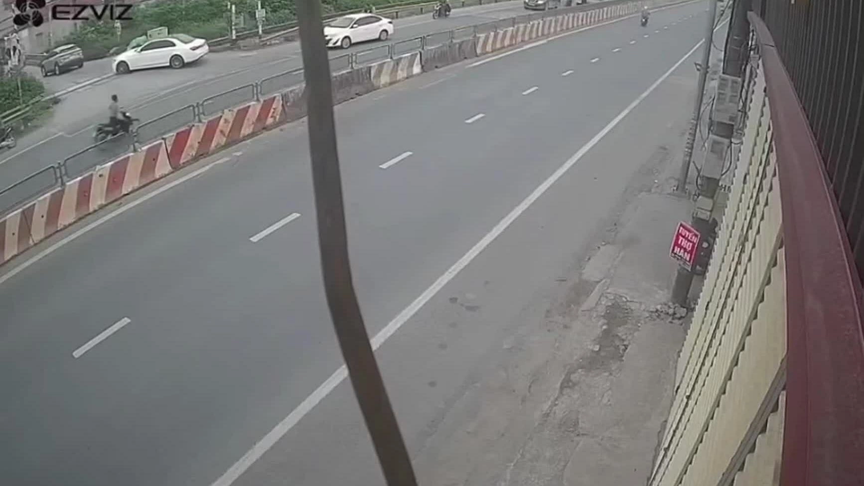 Xe máy đi ngược chiều tông trực diện xe khác như nổ bom