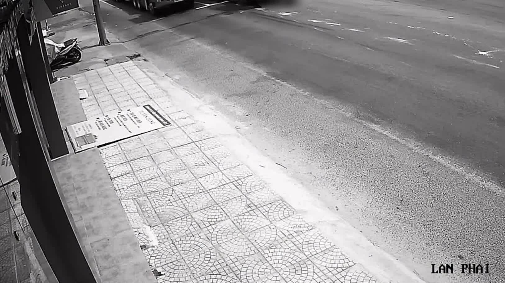 Xe máy lọt điểm mù xe tải khi rẽ trái khiến người đàn ông thiệt mạng