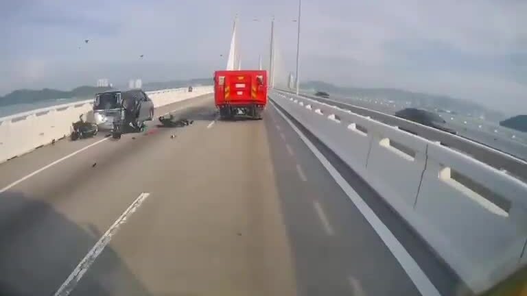 Chạy vào phần đường của ôtô, hai người đi xe máy gặp nạn