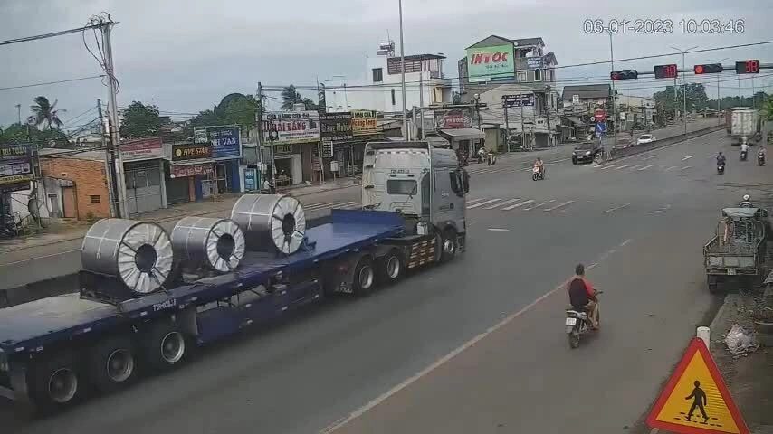 Cuộn tôn trượt khỏi rơ-moóc, làm nát đầu container