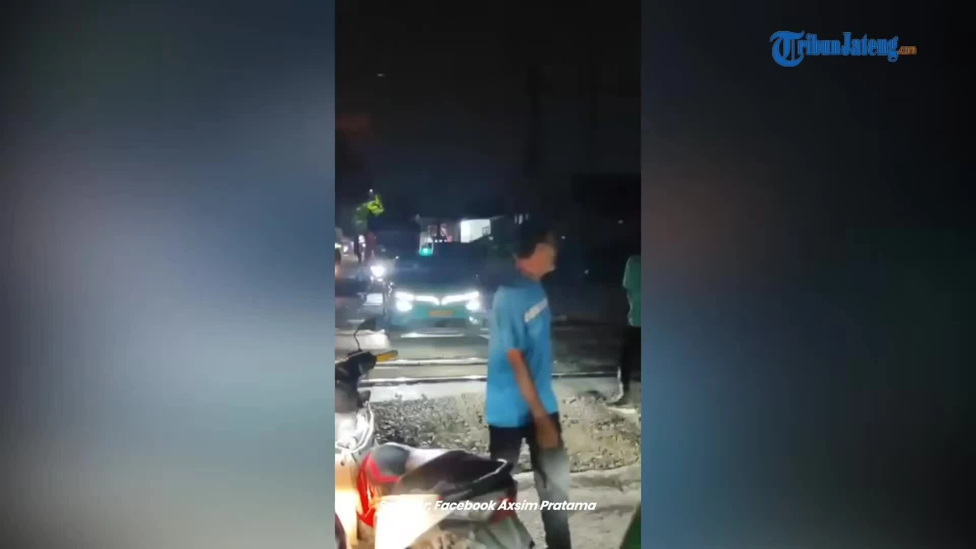 Hai tàu tông nhau ở Bekasi, ghi nhận taxi gặp sự cố gần đường ray