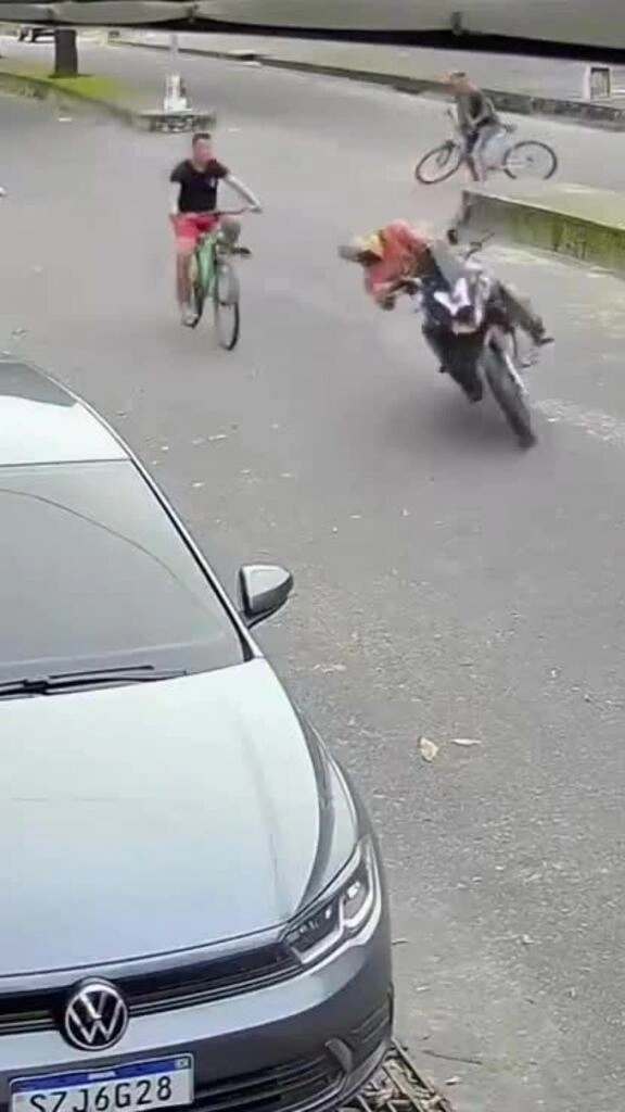 Người đi xe máy bị thanh gỗ của người đi xe đạp hạ gục