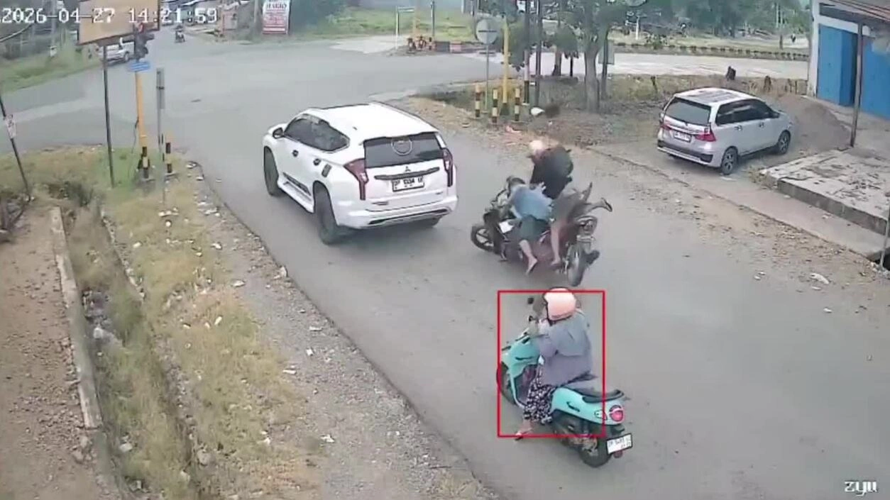Người đi xe máy dừng đèn đỏ bị xe máy khác đâm tử vong