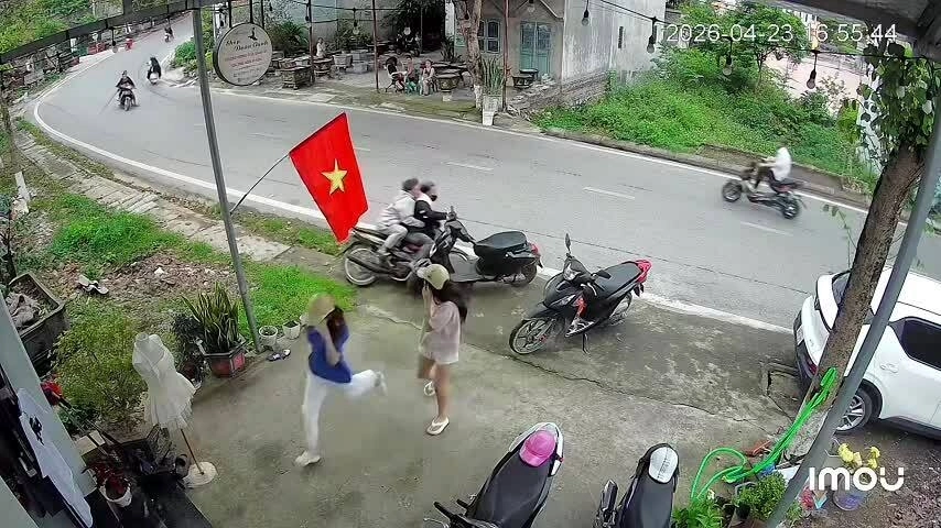 Người lái xe máy phóng nhanh tông vào xe máy trên vỉa hè