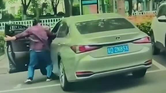 Nữ tài xế bị ôtô kéo lê vì quên gài phanh
