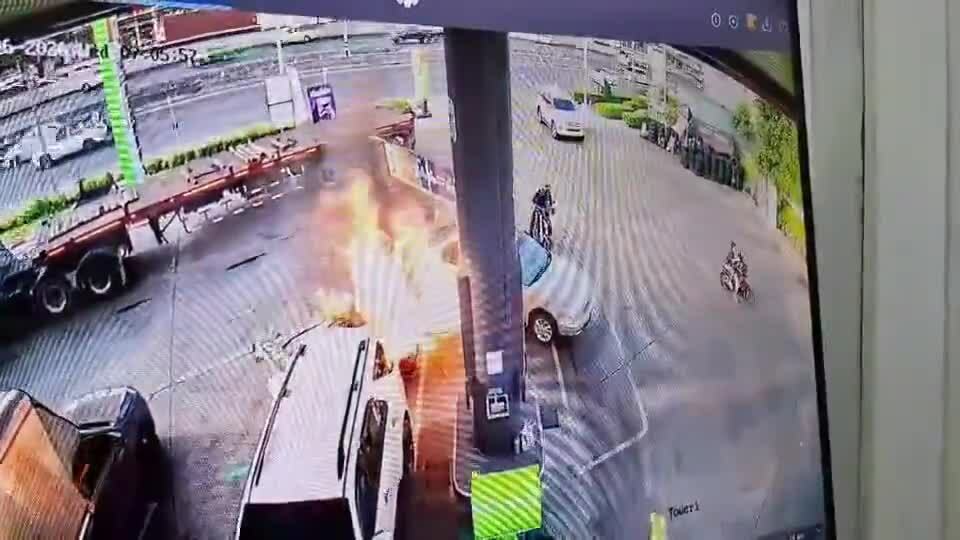 Ôtô cháy trụi khi húc đổ trụ bơm xăng