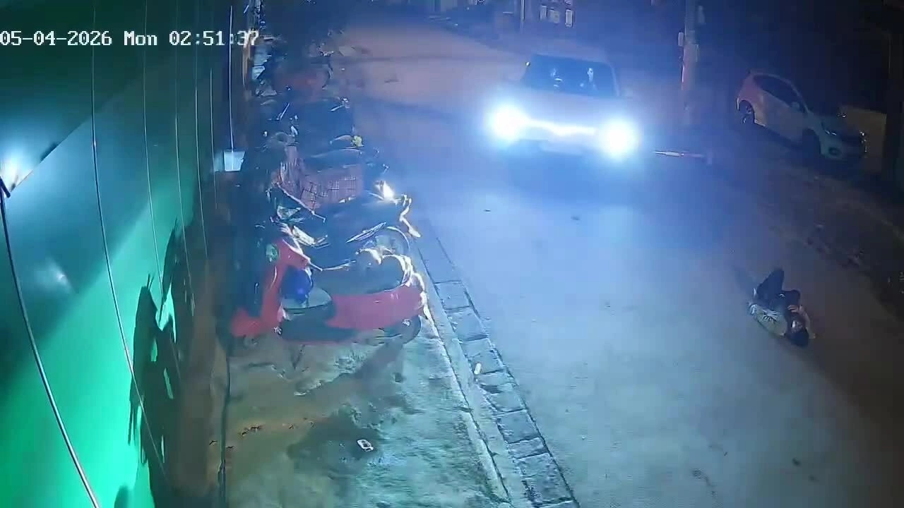 Ôtô chẹt lên người đàn ông nằm giữa đường