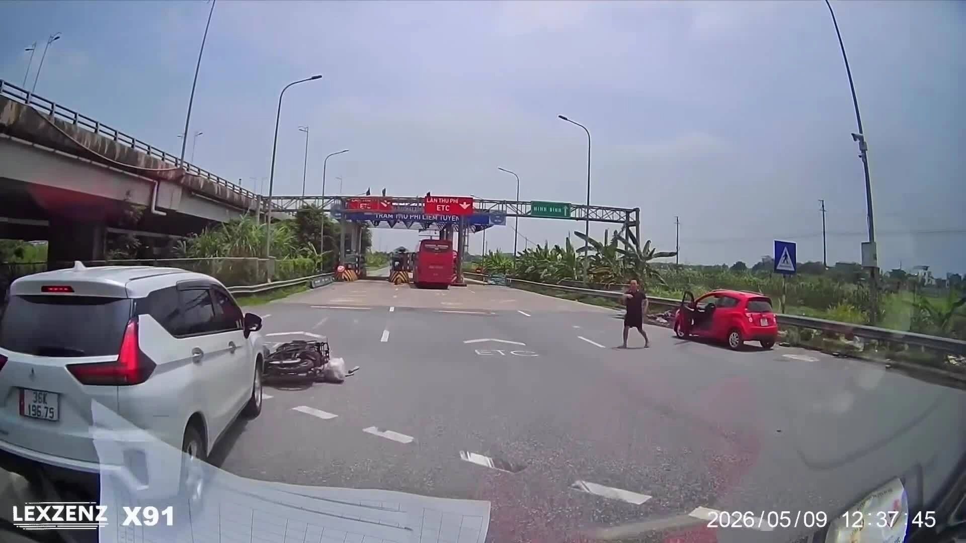 Ôtô đâm bay người đi xe máy tại vòng xuyến - ai sai?