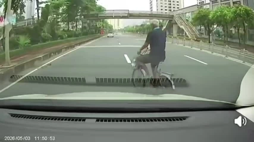 Ôtô đánh lái gấp né cụ già đạp xe băng ngang đường Võ Chí Công