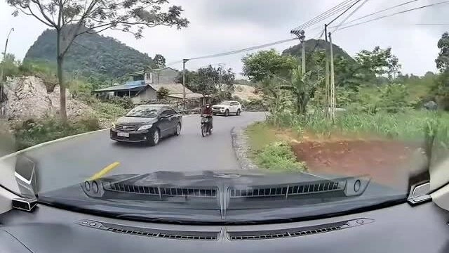 Ôtô 'mòn phanh' vì liên tục né xe vượt ẩu trên đèo