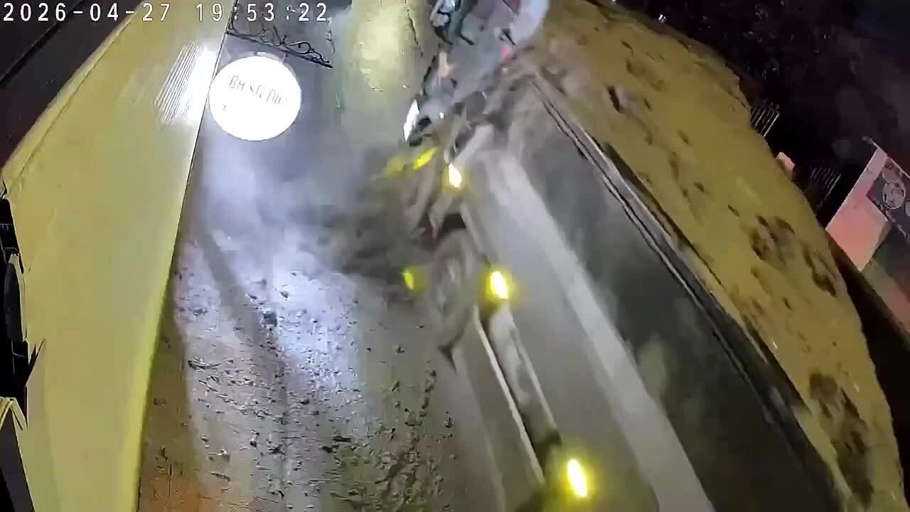 Phanh gấp tránh xe bus, bùn trên xe tải trào ra đường