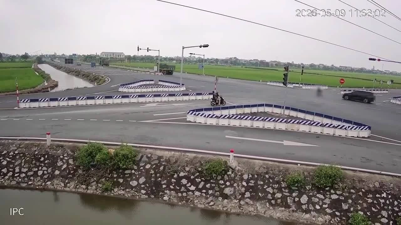 Tốc độ cao lao qua ngã tư, ôtô đâm bay xe máy