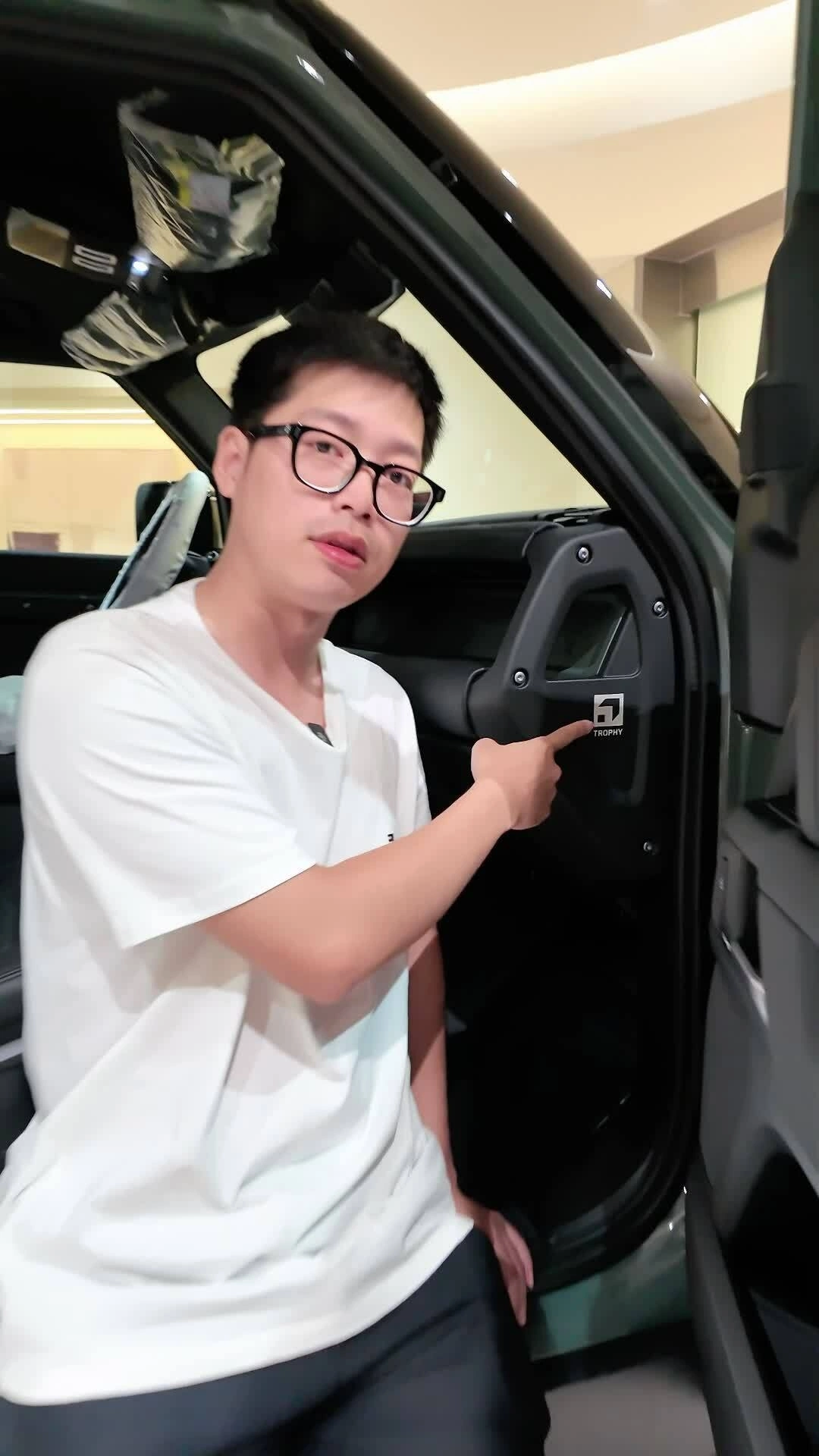 Trong hai phút biết hết về Land Rover Defender Trophy