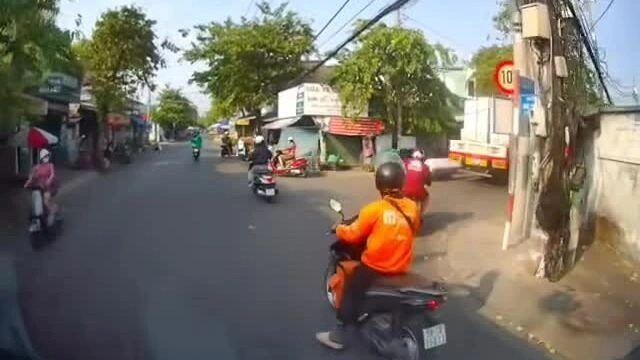 Tủ kim loại rời xuống từ xe tải đang di chuyển
