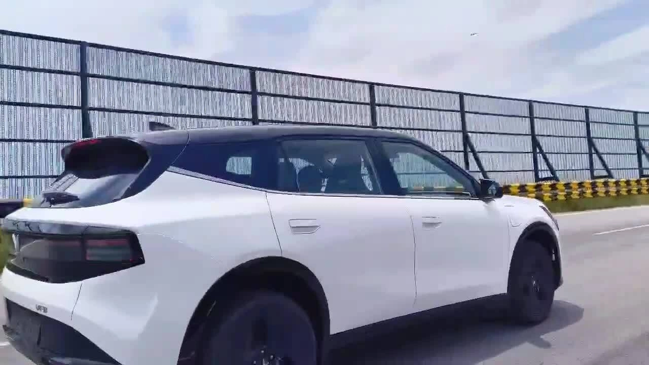 VinFast VF 8 thế hệ mới lộ diện
