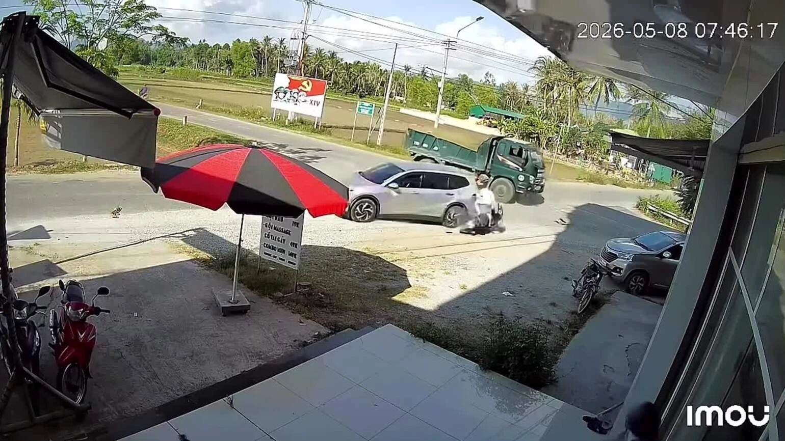 Xe con phóng nhanh qua ngã tư gây tai nạn liên hoàn