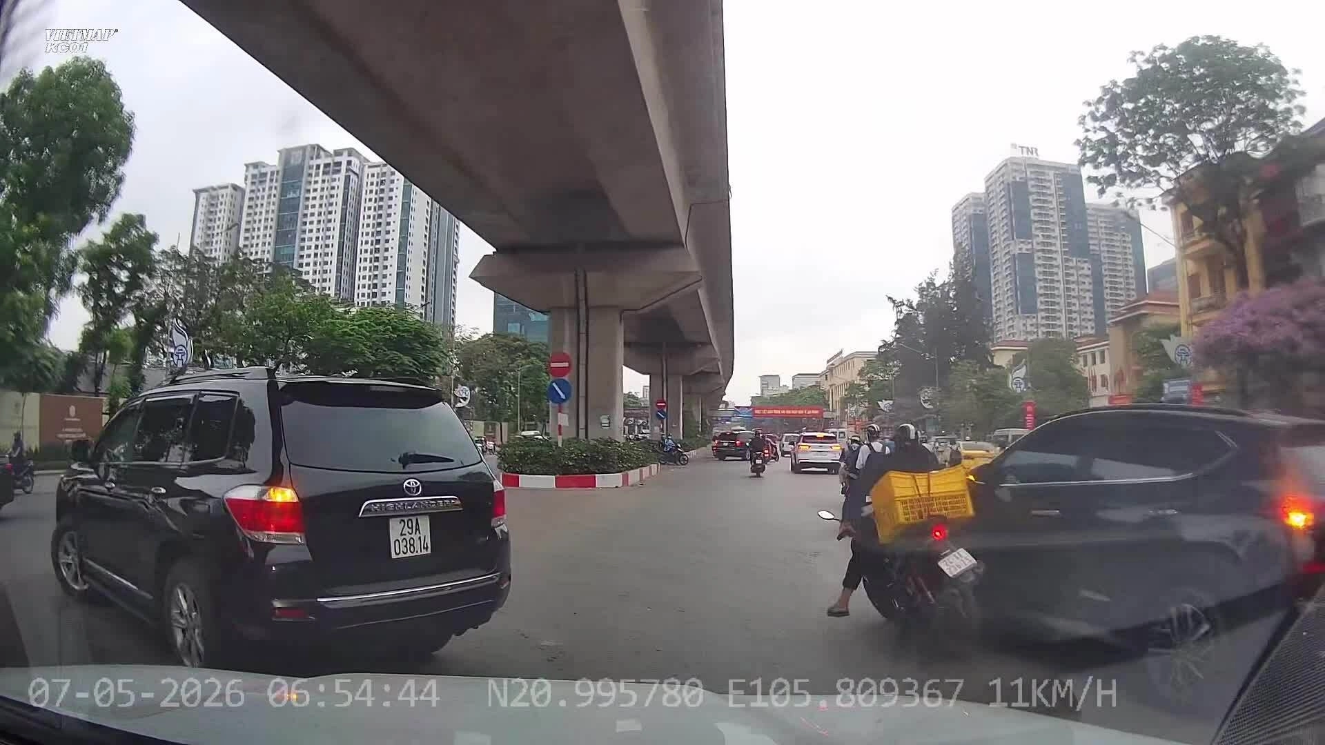 Xe máy chở hàng húc ngang hông ôtô