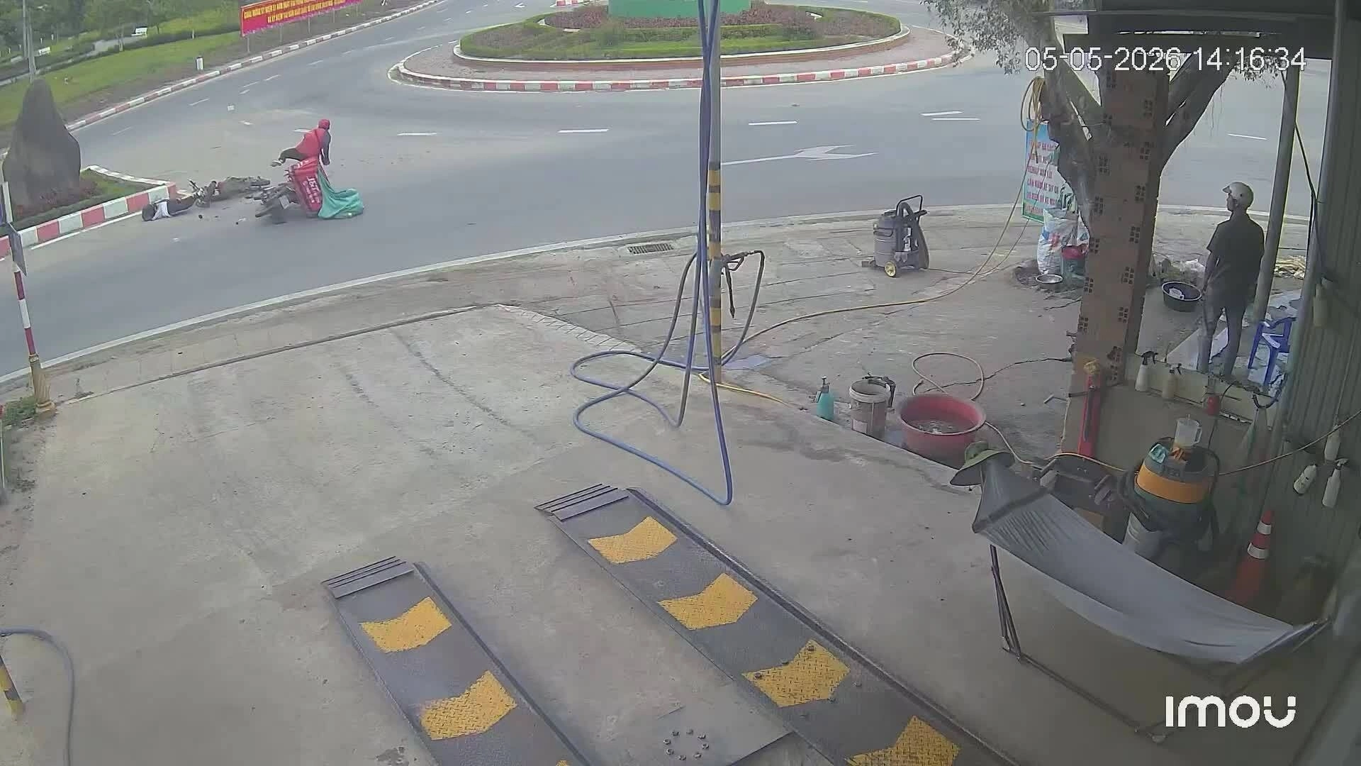 Xe máy điện đi ngược chiều