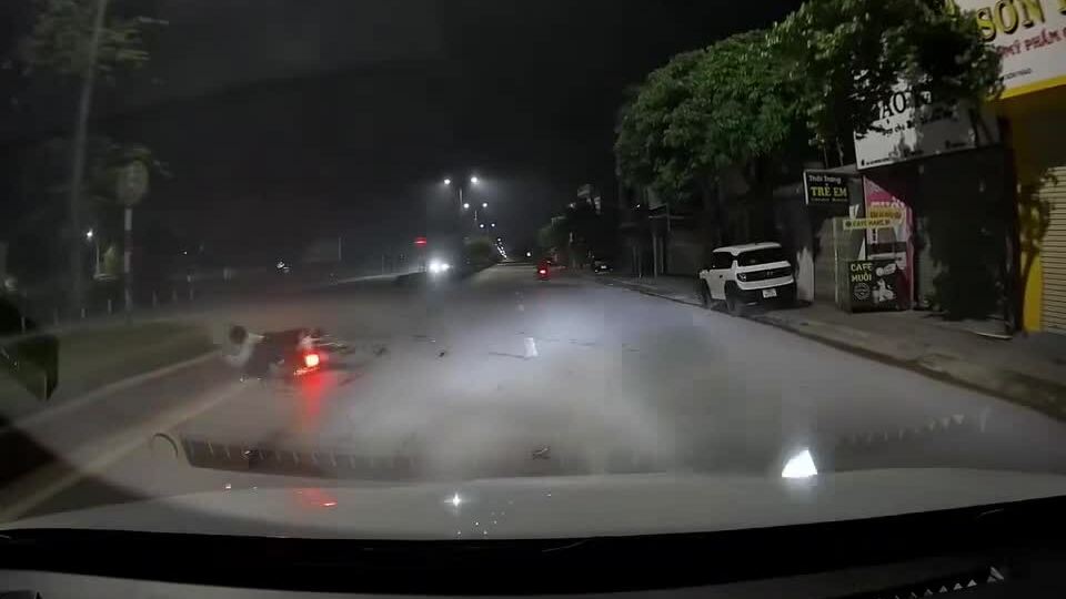 Xe máy húc từ phía sau ôtô, hai người ngã ra đường
