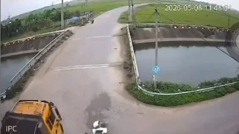 Xe máy lao thẳng vào gầm xe tải