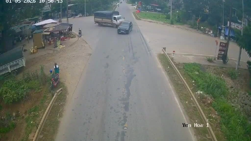 Xe tải húc bay xe SUV tại ngã tư