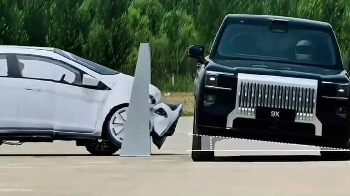 Zeekr 9X tự nghiêng mình giảm thiểu va chạm