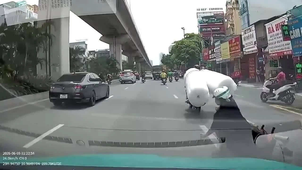Hàng cồng kềnh đẩy cô gái đi xe máy vào gầm ôtô