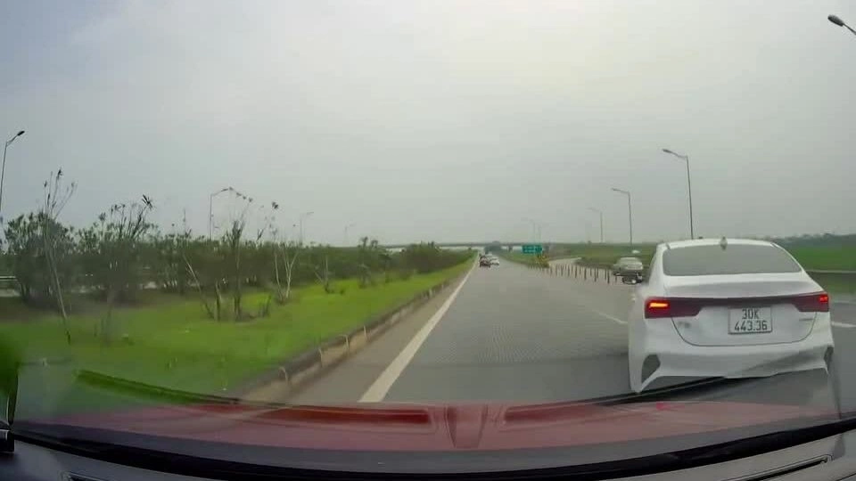 Ô tô đột ngột dừng trên cao tốc