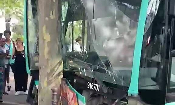 Xe buýt lao vào gốc cây vì tài xế ngất xỉu nghi do nắng nóng