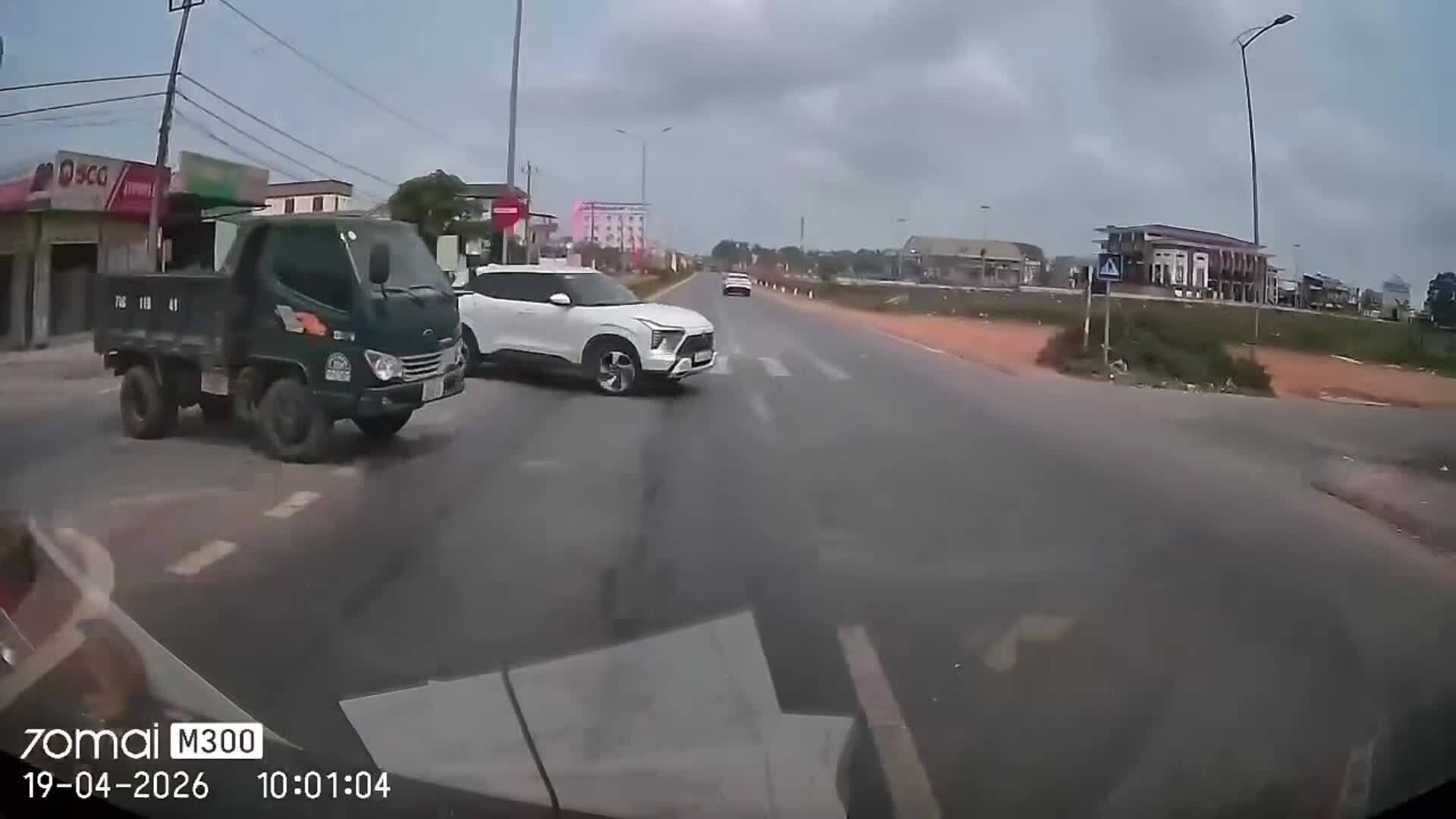 Xe con 'từ trên trời rơi xuống' khiến xe tải không kịp trở tay